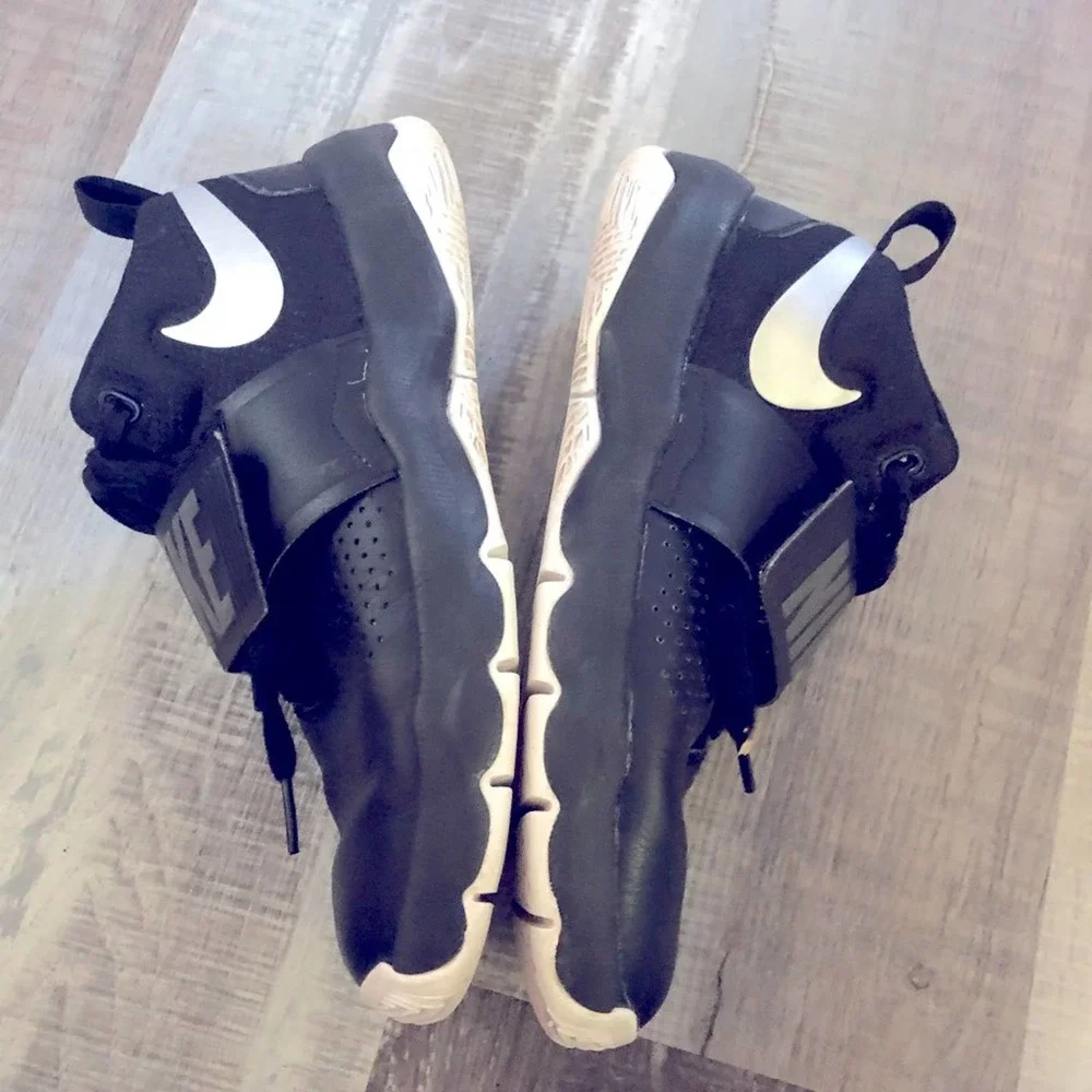 Nike team hustle D8 black boys sneakers